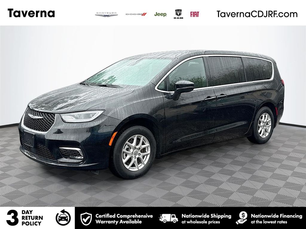 2025 Chrysler Pacifica Select's photo