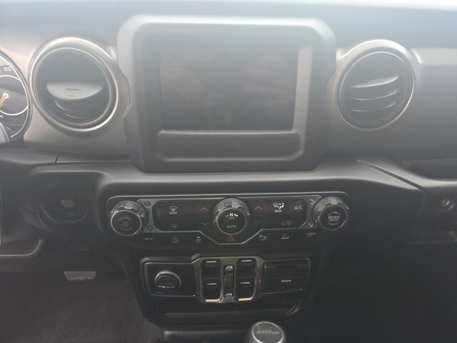 2021 Jeep Gladiator Willys photo 2