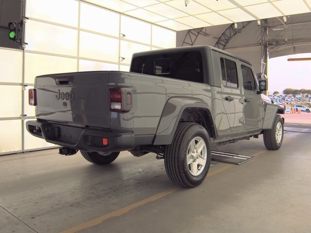 2022 Jeep Gladiator Sport photo 2