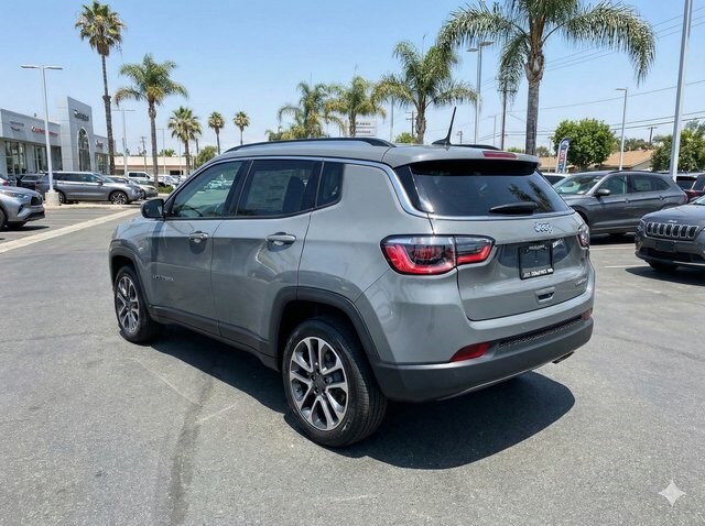 2023 Jeep Compass Limited photo 3