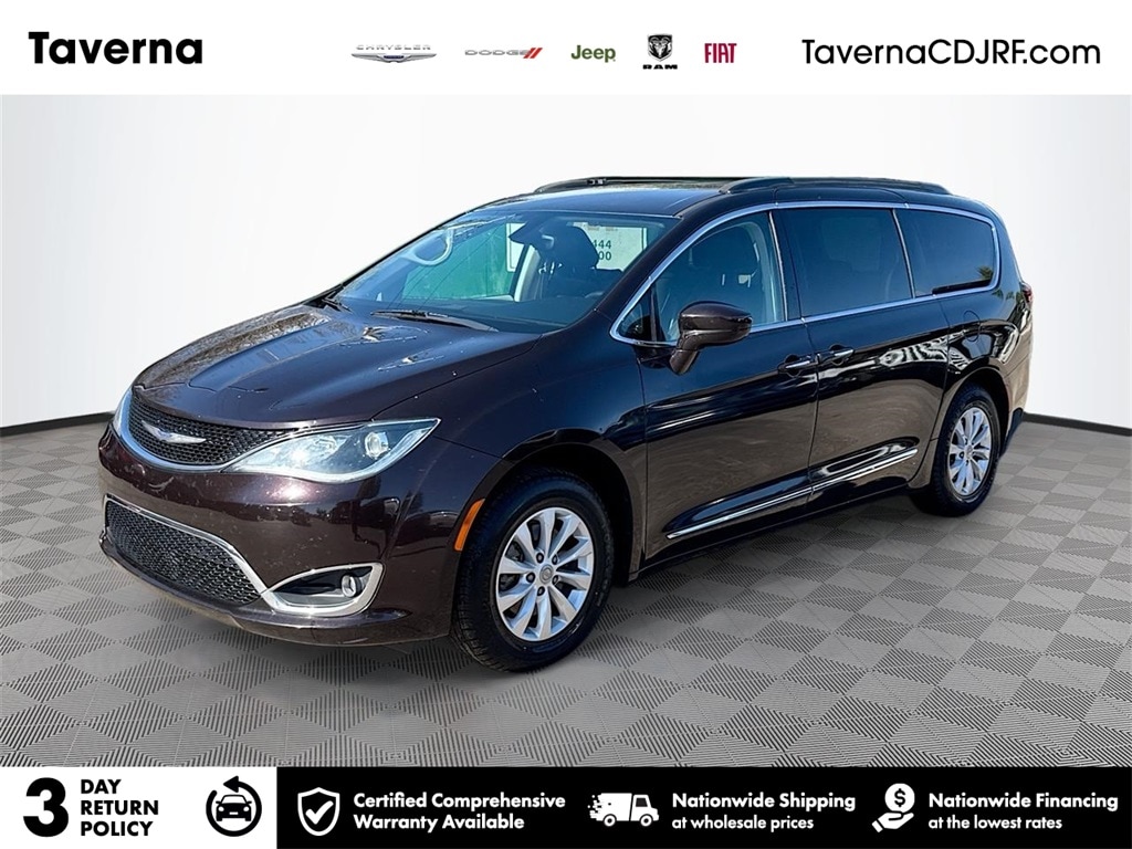 2017 Chrysler Pacifica Touring-L's photo