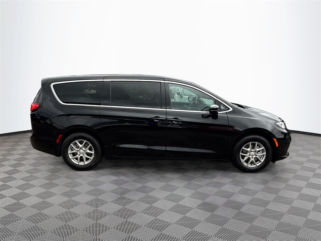 New 2026 Chrysler Pacifica SELECT Passenger Van