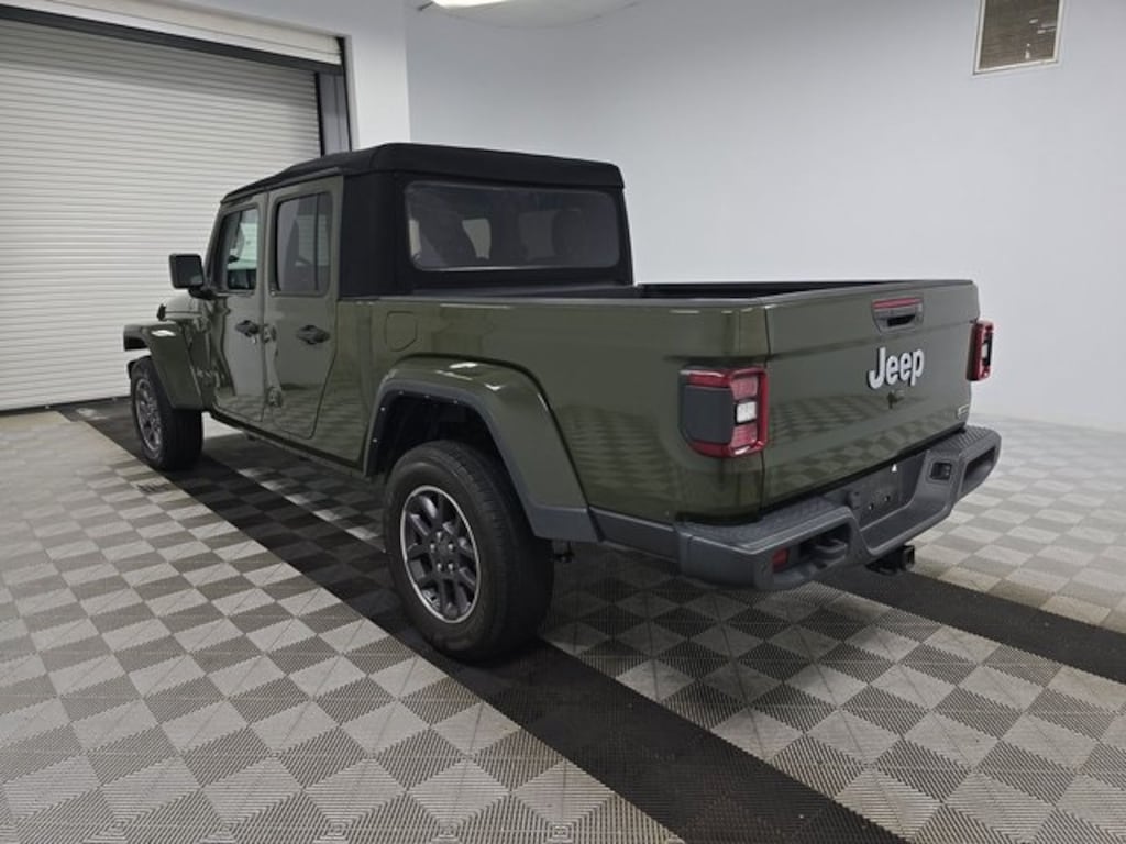 Used 2022 Jeep Gladiator Overland Truck