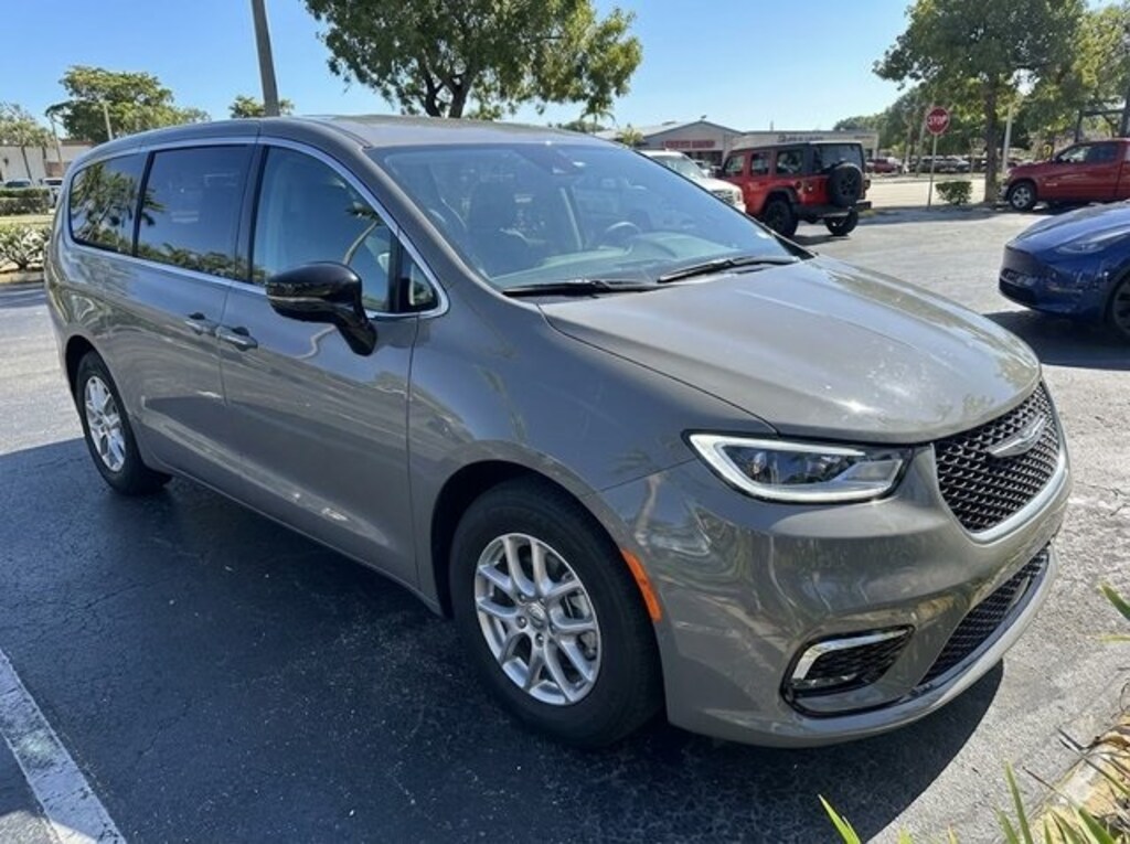 Used 2025 Chrysler Pacifica Select Minivan/Van