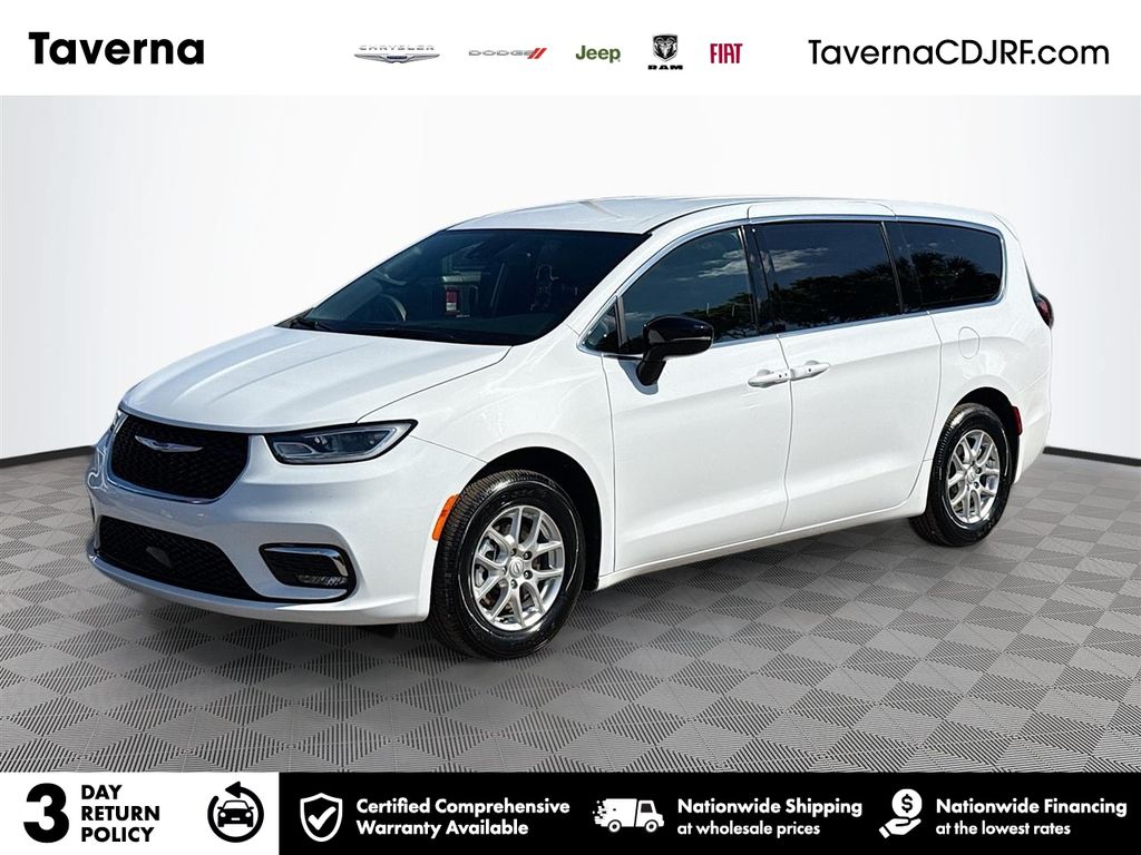 2026 Chrysler Pacifica Select's photo
