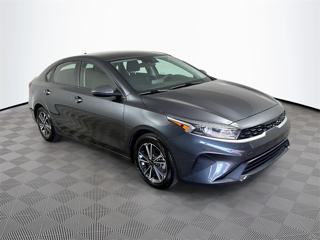 2023 Kia Forte LXS photo 3
