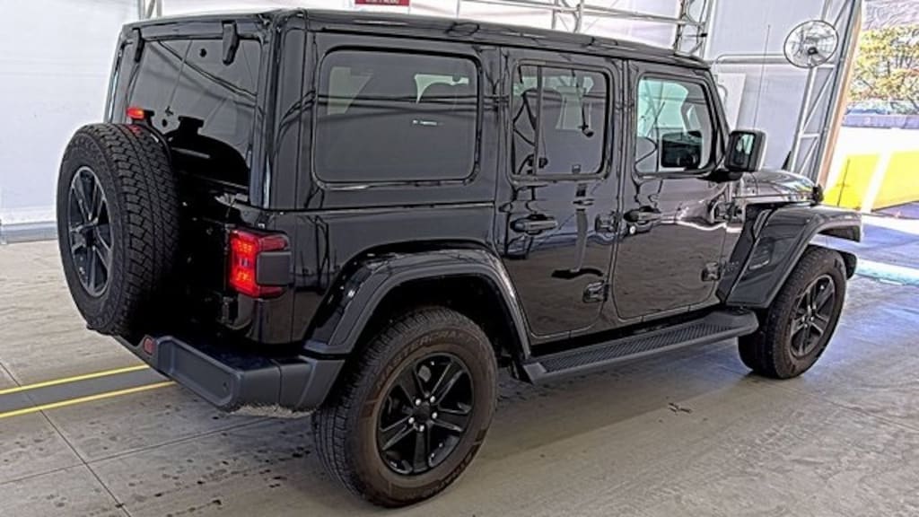 Used 2022 Jeep Wrangler Unlimited Sahara Altitude SUV
