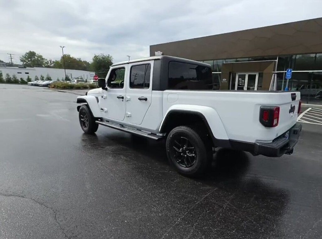 Used 2022 Jeep Gladiator Sport Truck
