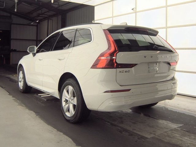 2022 Volvo XC60 B5 Momentum photo 4