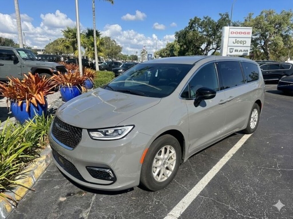 Used 2025 Chrysler Pacifica Select Minivan/Van