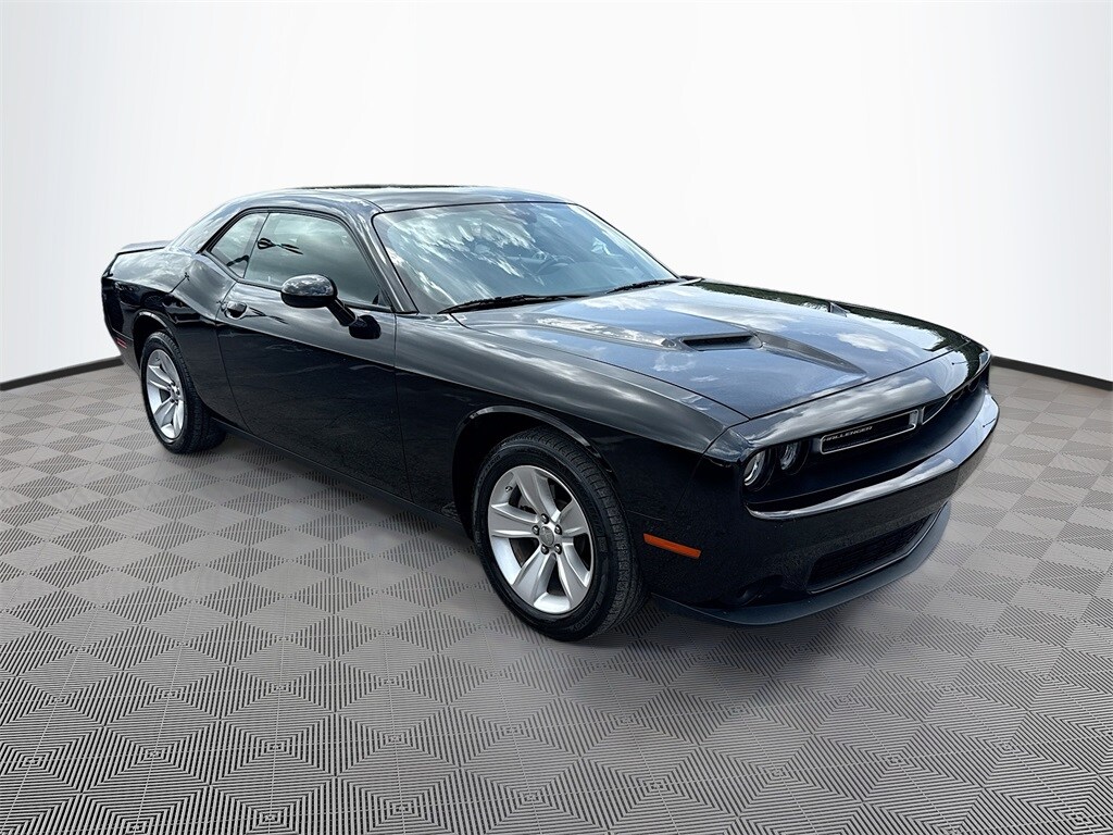 2023 Dodge Challenger SXT photo 3