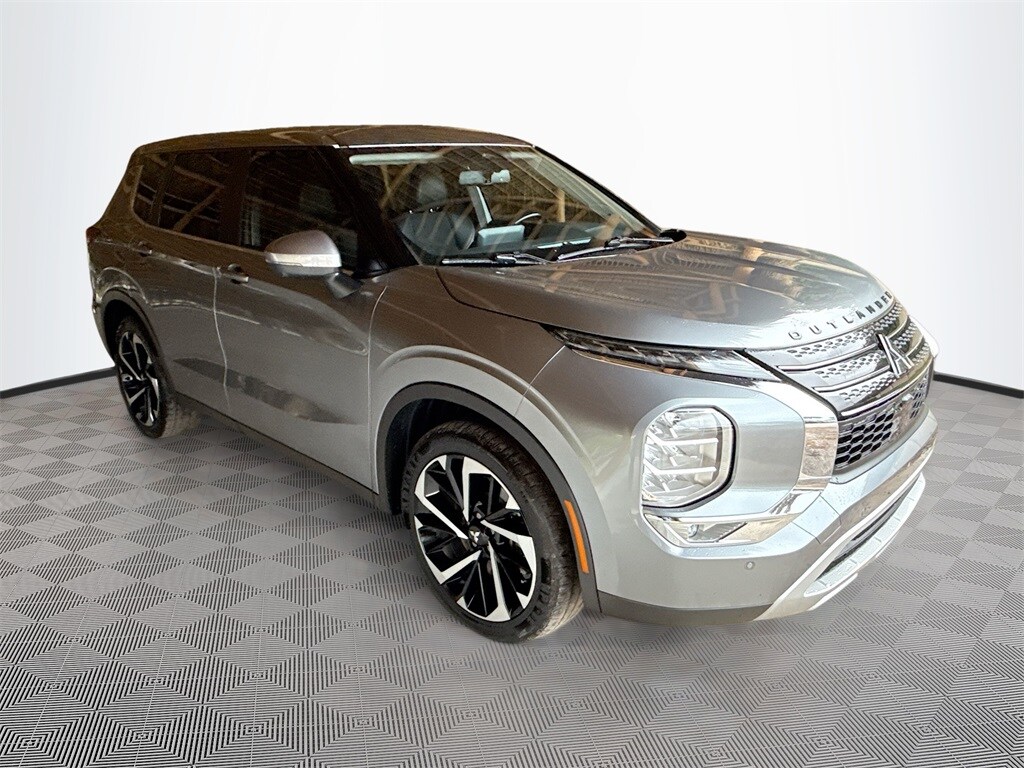 2024 Mitsubishi Outlander SE photo 3