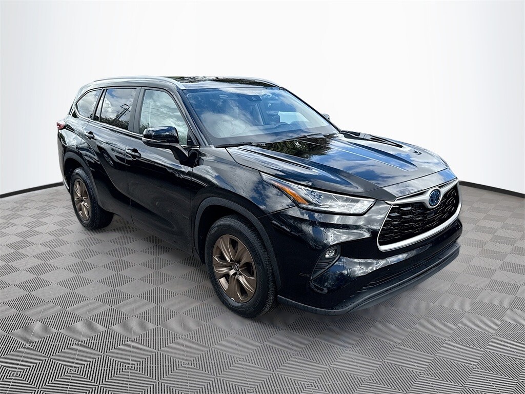 2023 Toyota Highlander Hybrid Bronze Edition photo 3