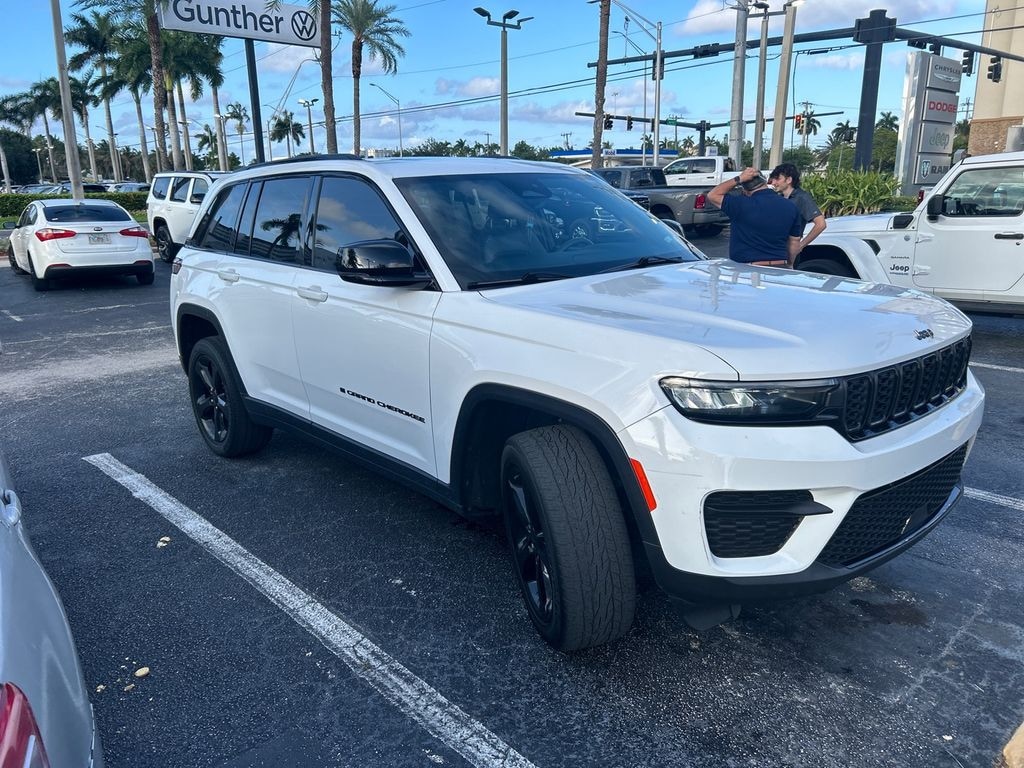 Used 2023 Jeep Grand Cherokee Laredo SUV