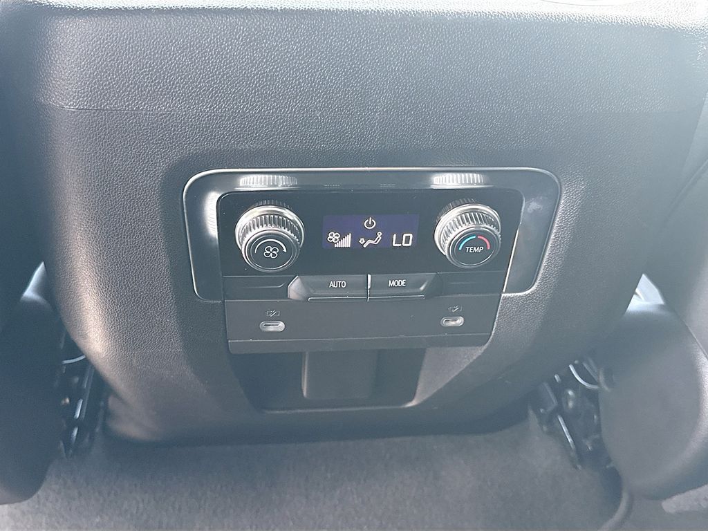 2024 GMC Yukon SLT - Photo 27