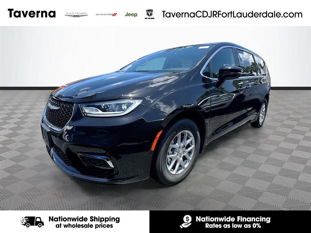 2026 Chrysler Pacifica Select's photo