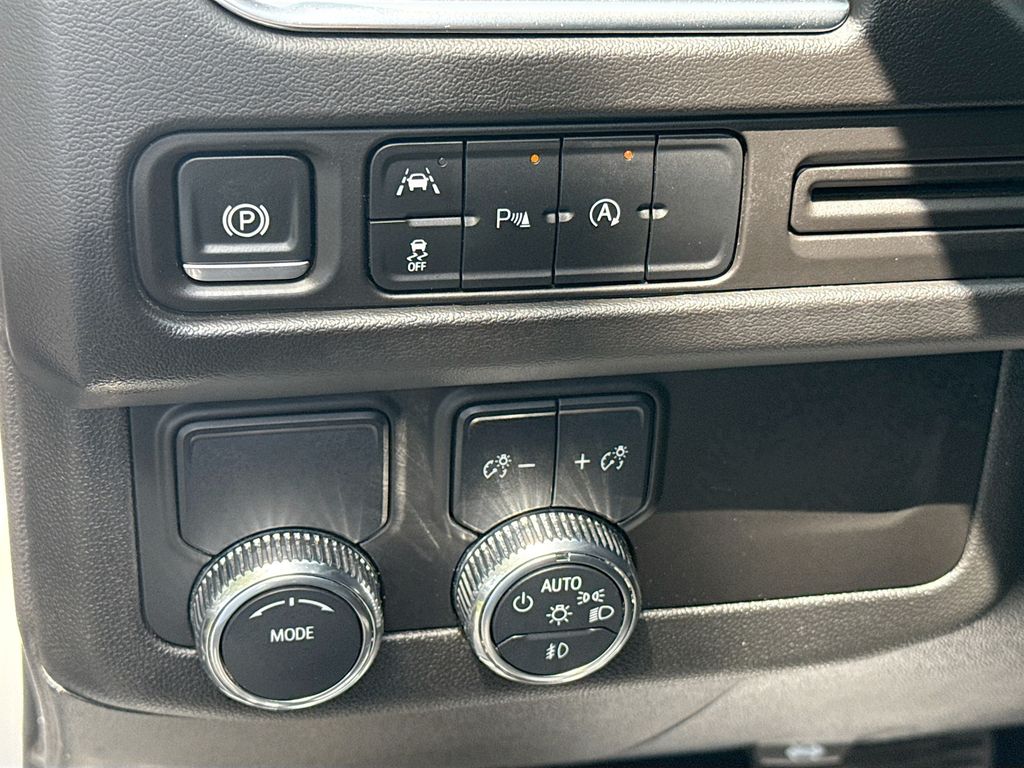 2024 GMC Yukon SLT - Photo 11
