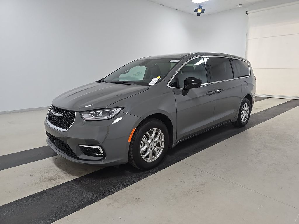 2025 Chrysler Pacifica Select's photo