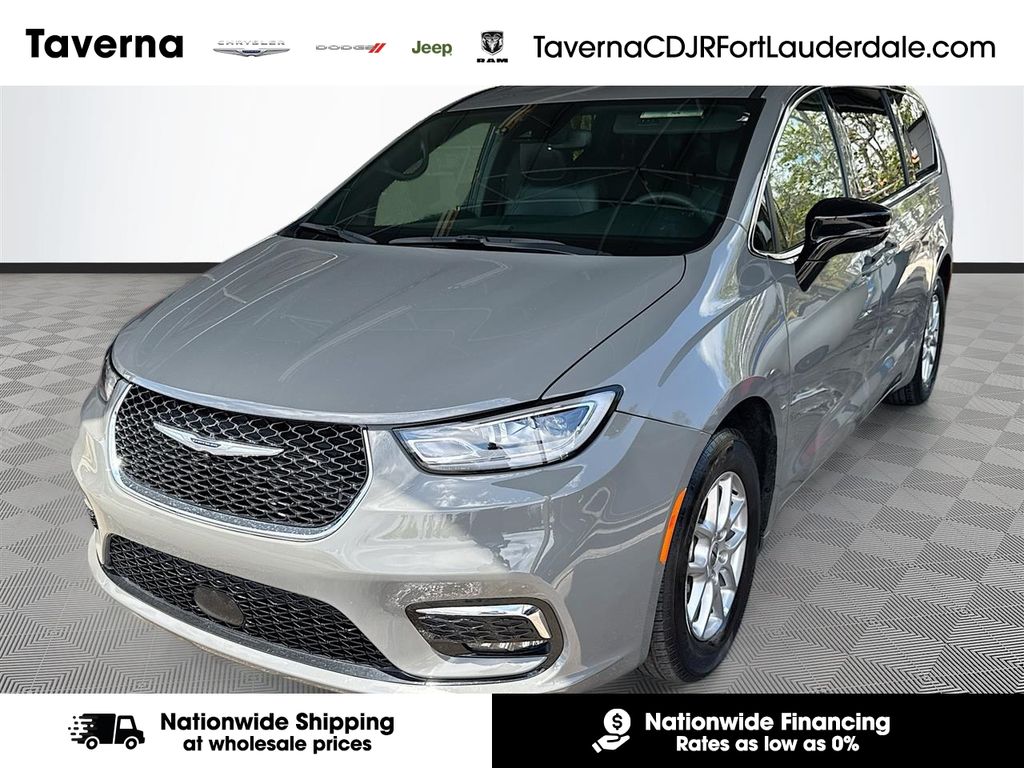 2025 Chrysler Pacifica Select's photo