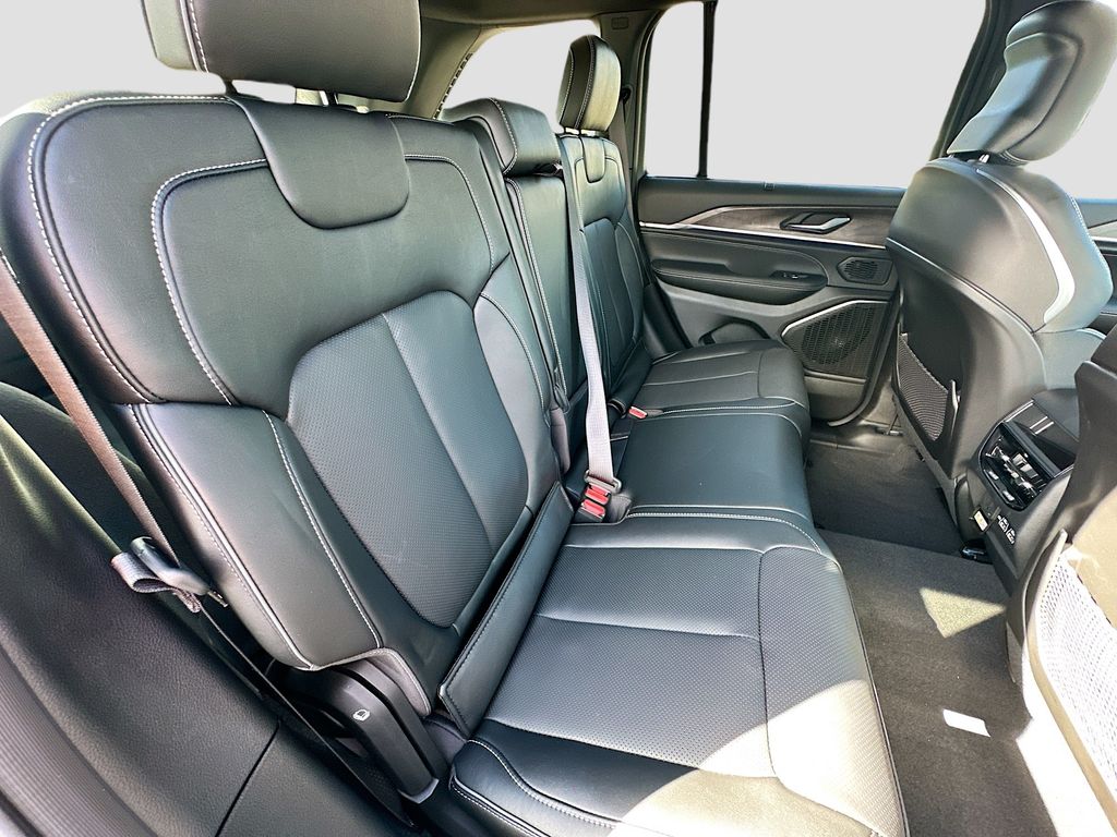 2025 Jeep Grand Cherokee Overland - Photo 30