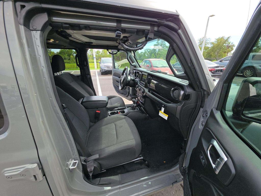 2022 Jeep Wrangler Unlimited Sport fotoğraf 4
