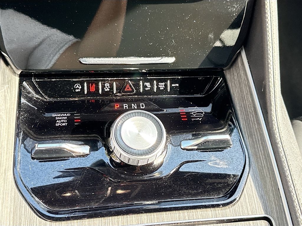 2024 Jeep Wagoneer L Series III - Photo 18