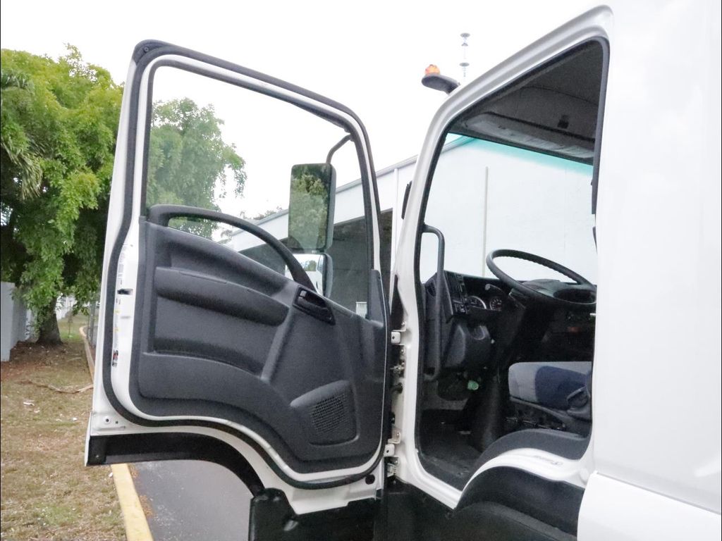 2022 Isuzu FTR - Photo 32