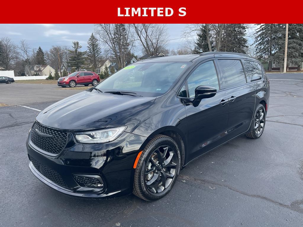 2025 Chrysler Pacifica Limited's photo