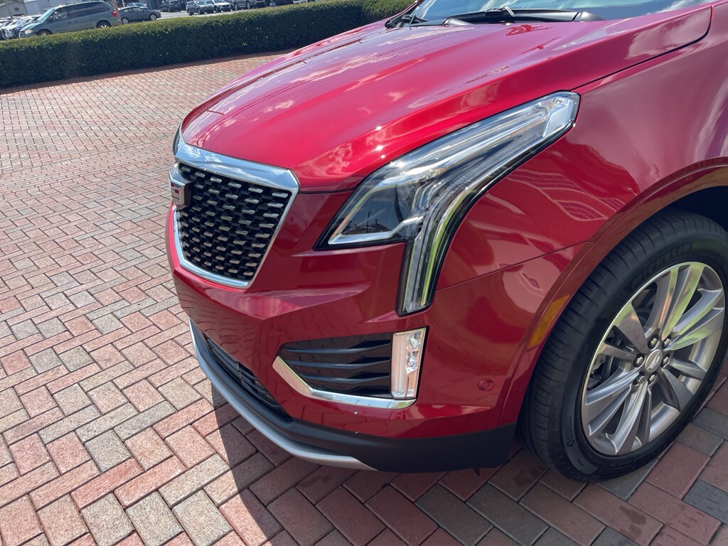 2024 Cadillac XT5 Platinum Premium Luxury photo 2