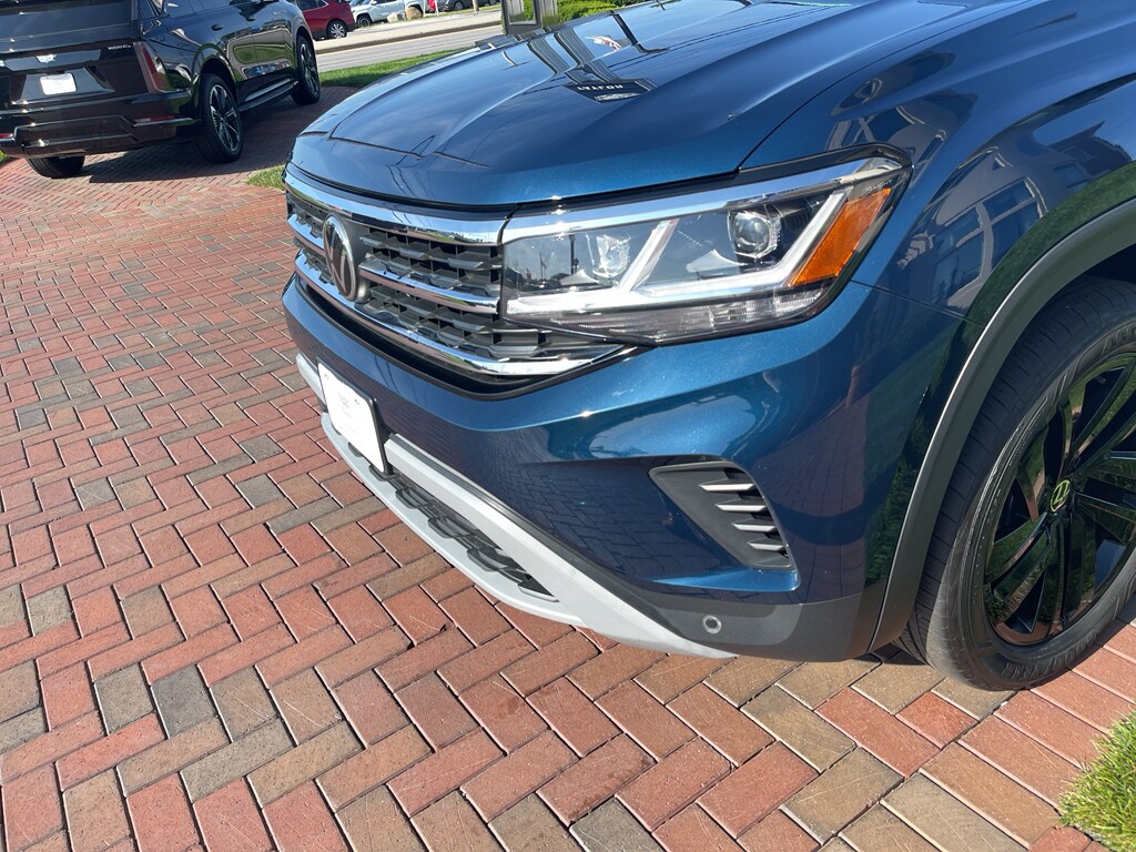 2022 Volkswagen Atlas Cross Sport V6 SE Technology photo 2