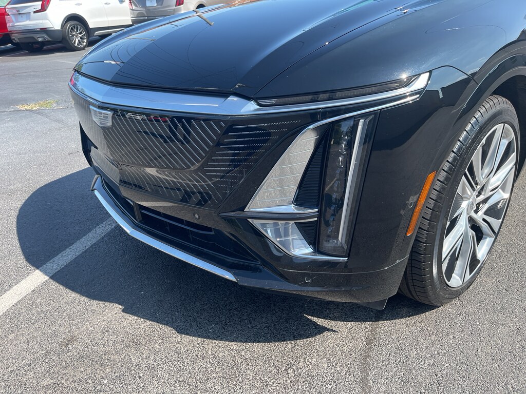 2024 Cadillac Lyriq Luxury photo 2