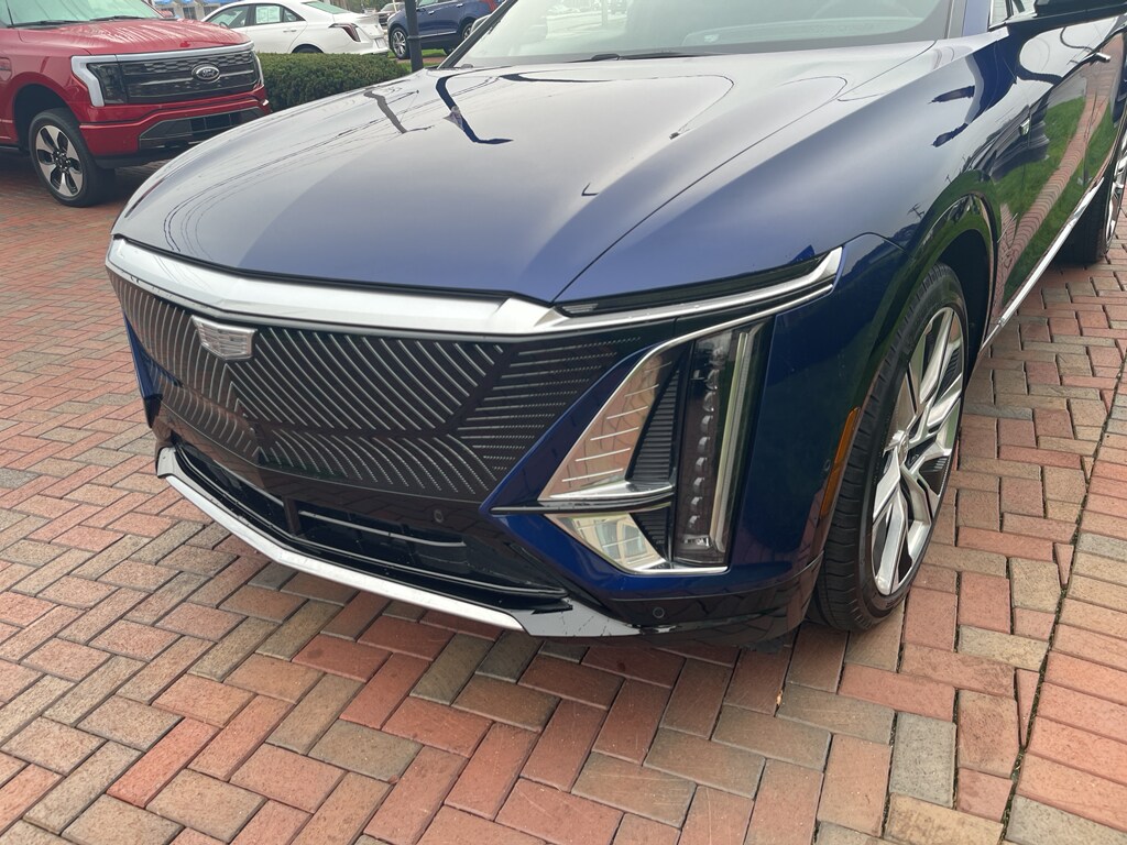 2024 Cadillac Lyriq Luxury photo 2