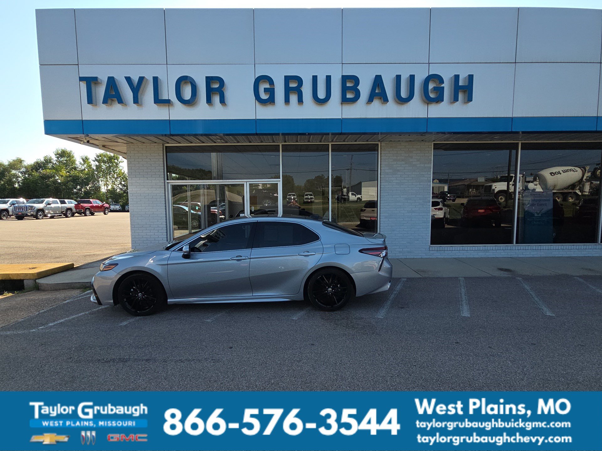 Silver 2023 Toyota Camry Sedan Front-Wheel Drive Automatic