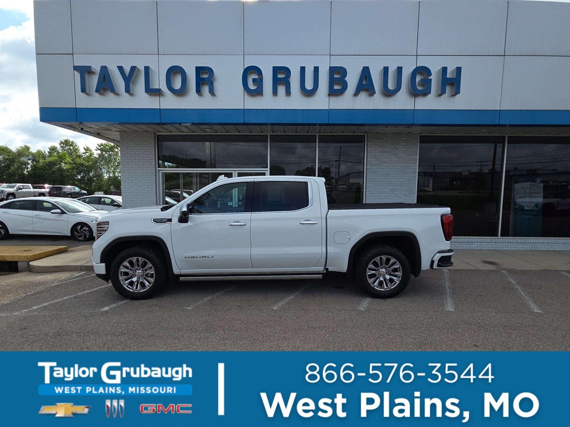 Summit White 2022 GMC Sierra 1500 Denali Crew Cab 4WD Pickup Truck Four-Wheel Drive Automatic