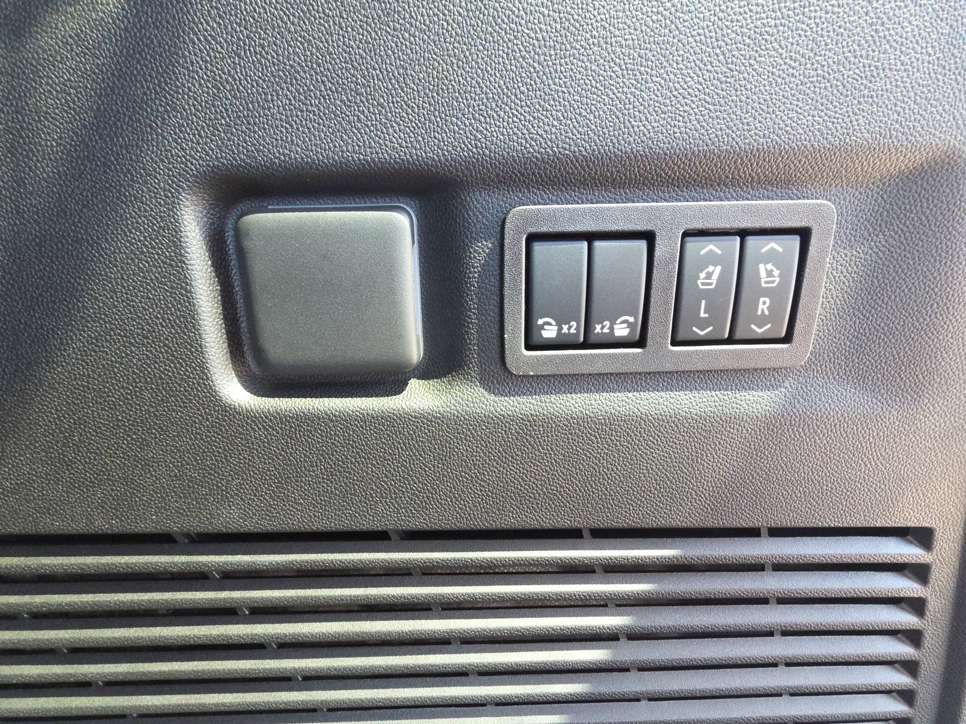 2026 GMC Yukon XL Denali - Photo 35