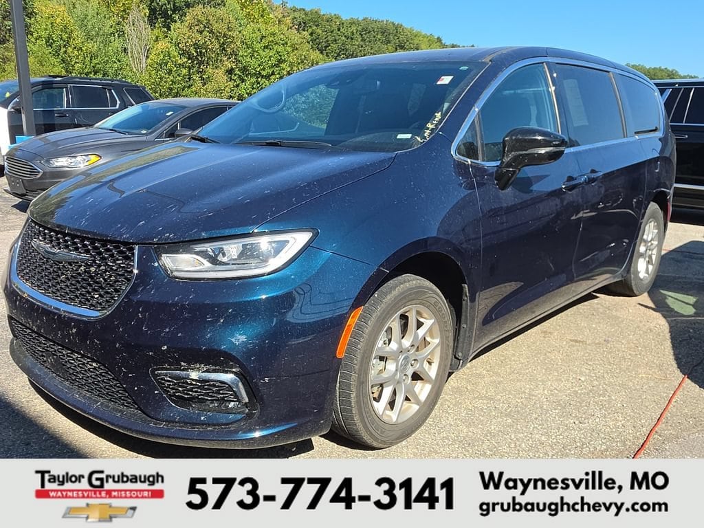 Used 2025 Chrysler Pacifica Select