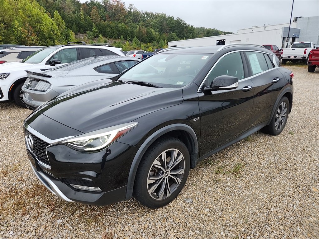 2017 Infiniti QX30 Premium photo 2