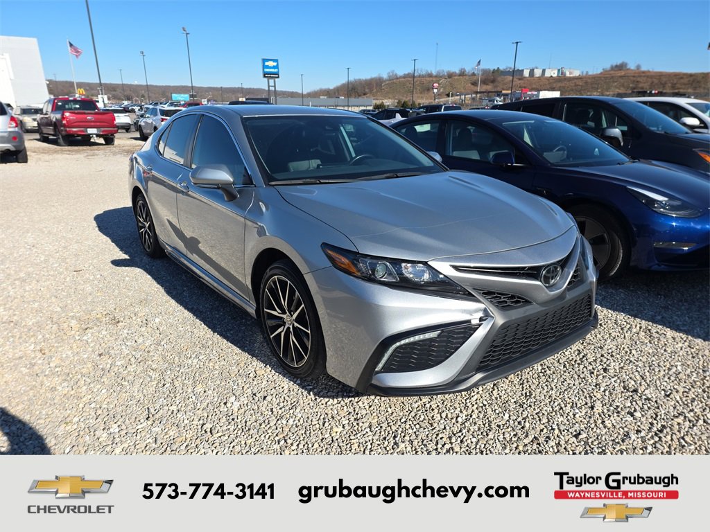 2024 Toyota Camry SE's photo