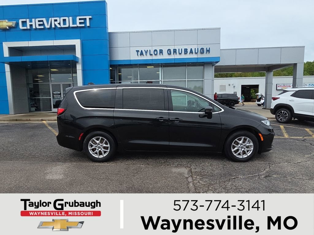 2023 Chrysler Pacifica Touring L's photo