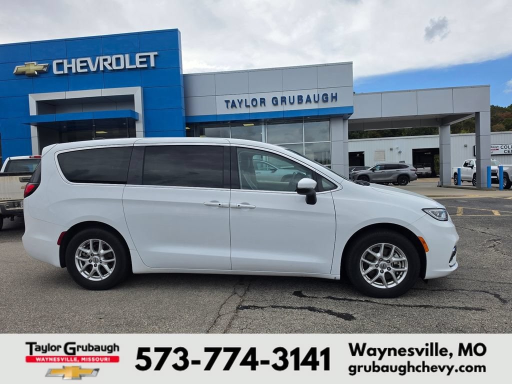 Used 2023 Chrysler Pacifica Touring L