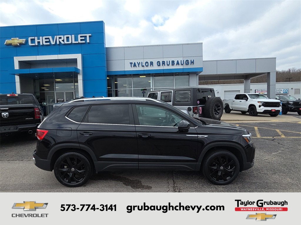 2023 Volkswagen Taos SE's photo