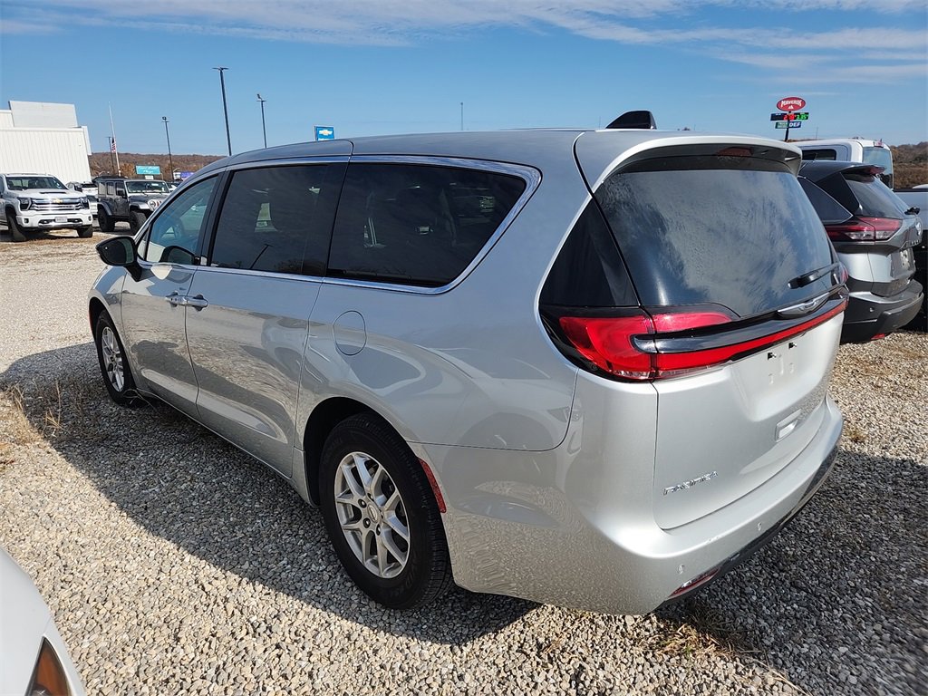 2024 Chrysler Pacifica Touring L photo 4