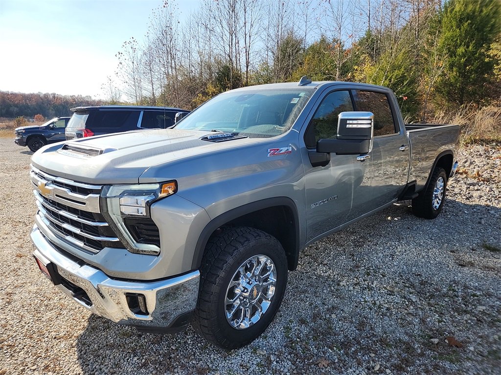 2024 Chevrolet Silverado 3500HD LTZ photo 3
