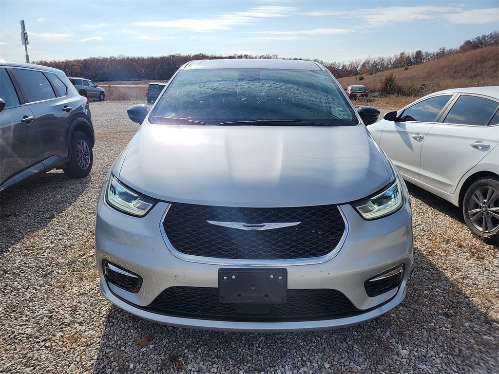 2024 Chrysler Pacifica Touring L photo 2