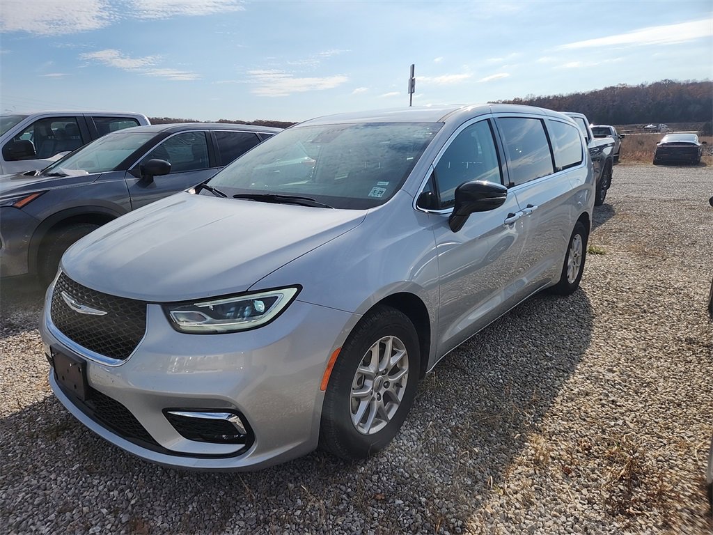 2024 Chrysler Pacifica Touring L photo 3