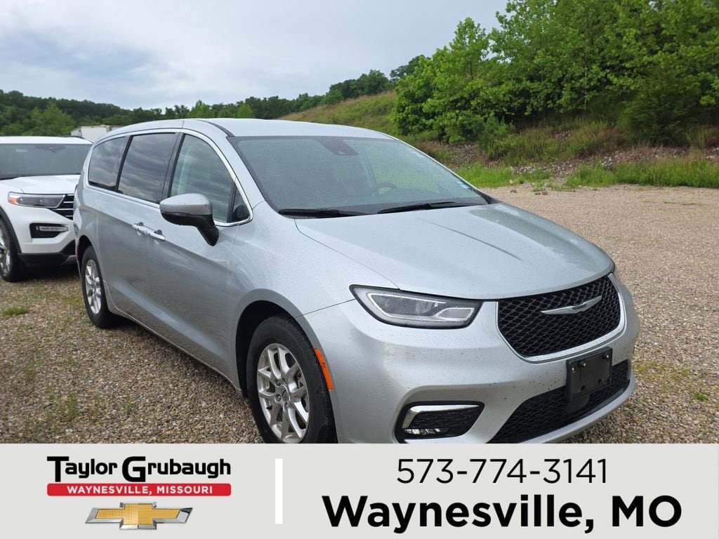 2023 Chrysler Pacifica Touring L's photo