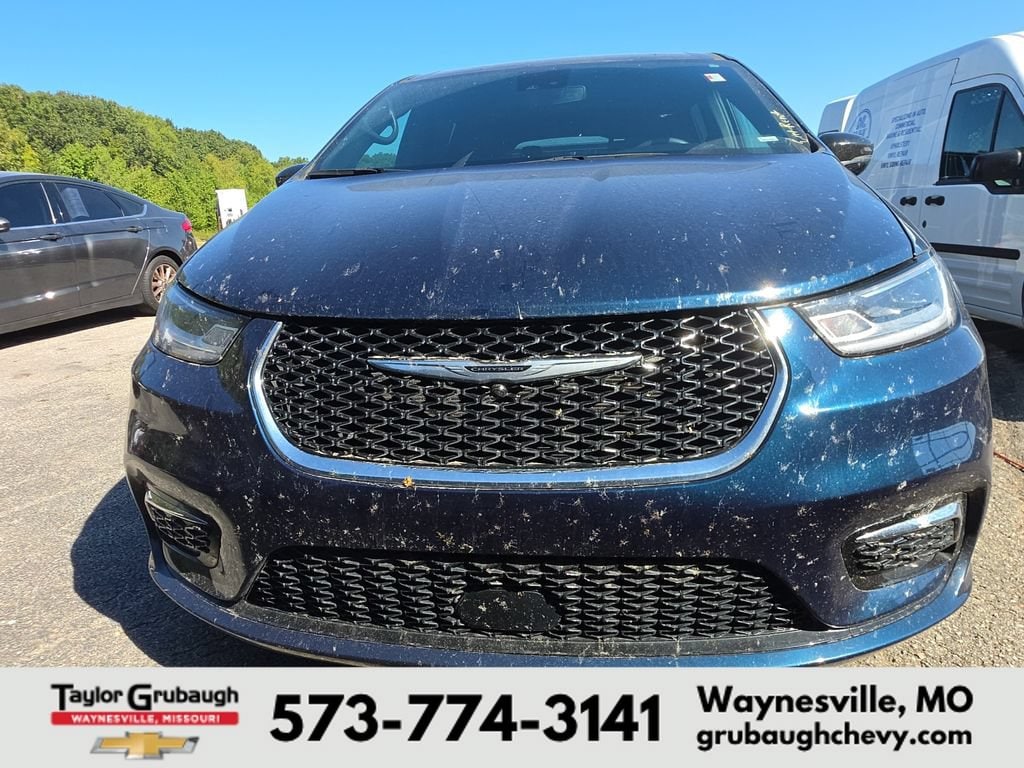 Used 2025 Chrysler Pacifica Select