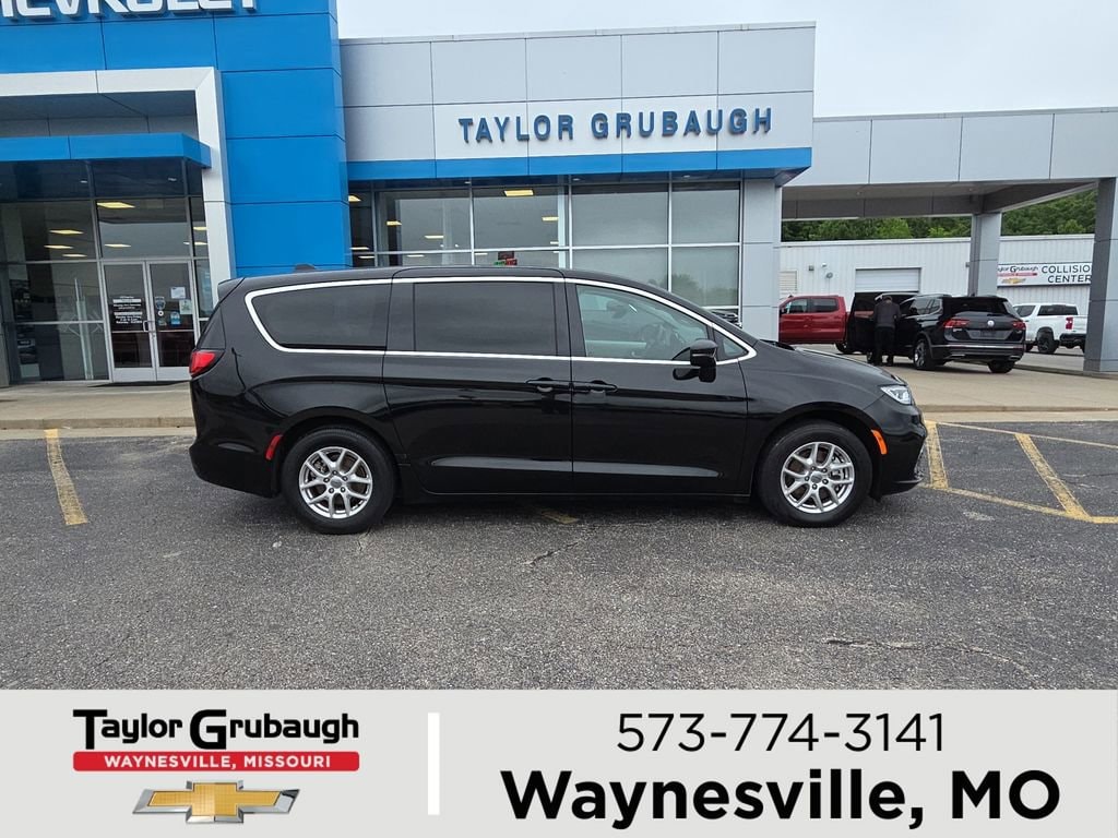 2024 Chrysler Pacifica Touring L's photo