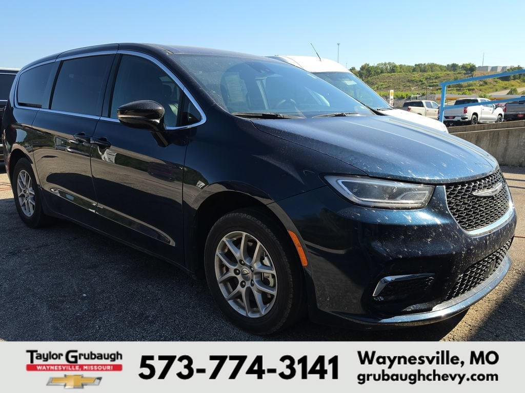 Used 2025 Chrysler Pacifica Select