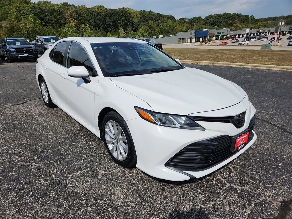 2019 Toyota Camry LE photo 2